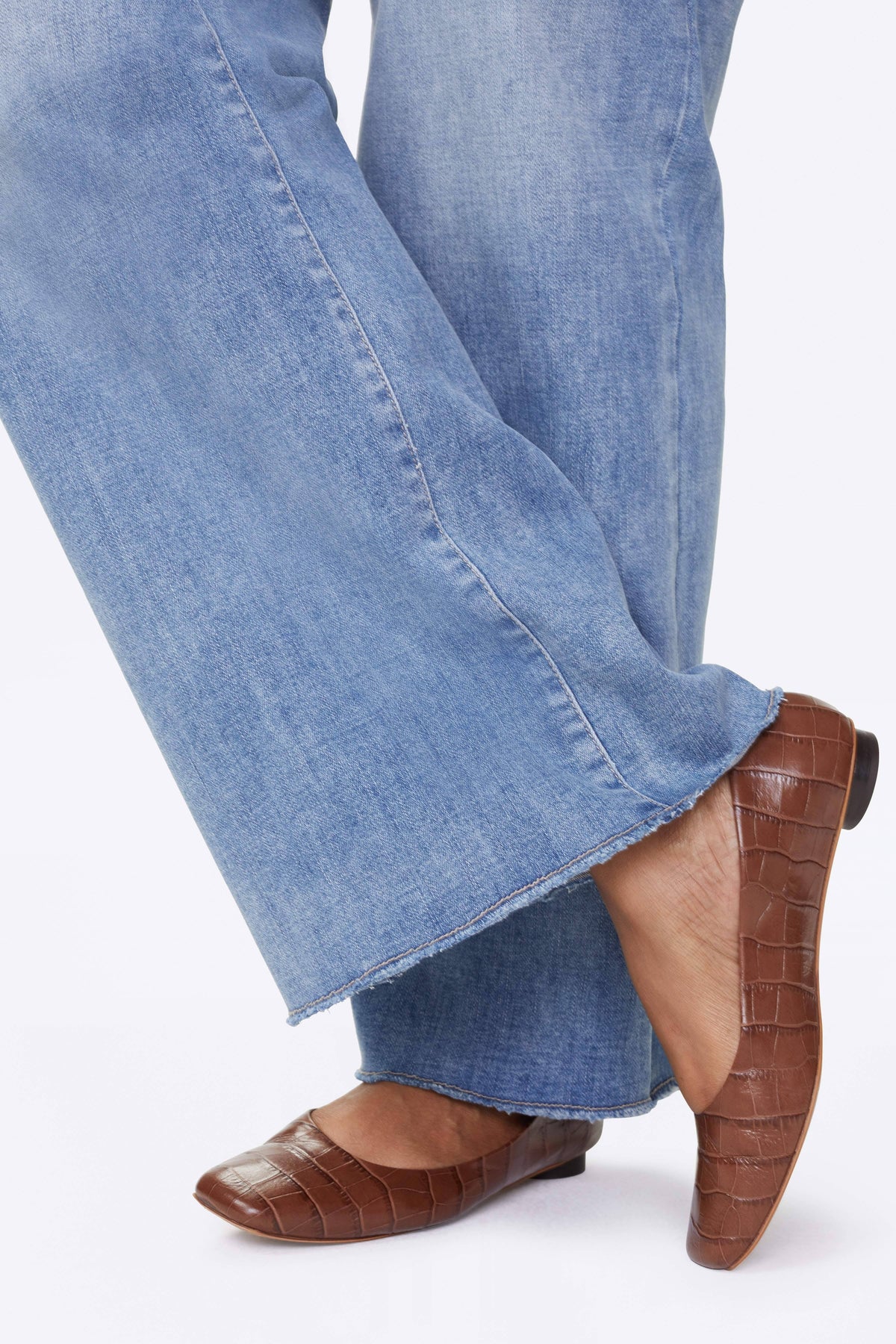 Wide Leg Fray Hem Jeans, Size 28 W I607555