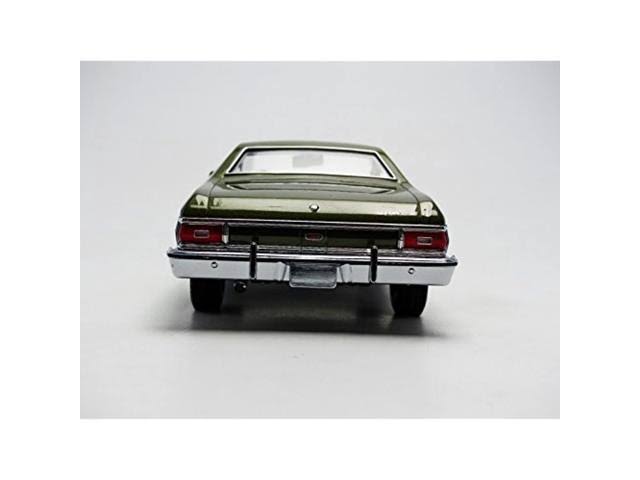 1976 Ford Gran Torino Metallic Vehicle 1:18 Scale Dark Green X405584
